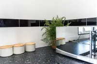 Quiet Centrally Located Apartment Only 10 Mins from Airport! Woolner 호텔