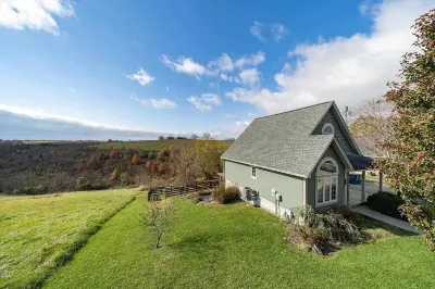 Chalet Haus. 5 min from the Ark Encounter. Room for 10 with gameroom and deck. Hotels near JB Miller Park