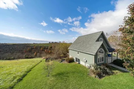 Chalet Haus. 5 min from the Ark Encounter. Room for 10 with gameroom and deck. Отели рядом с достопримечательностью «Ark Encounter»