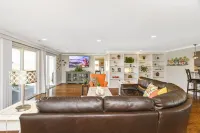 Waterfront with spectacular view, close to restaurants and bars