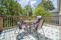 Cozy Cottage Just Minutes from Oaklawn Racetrack & Casino - Country Houses