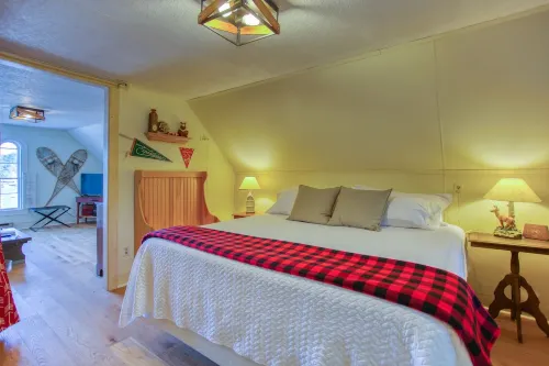 Downtown Boothbay Harbor Vintage Summer Camp Suite