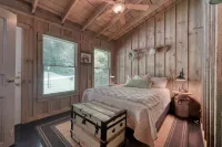 3 Bed/ 3.5 Bath on the River, Firepit, Firetable, CornHole, Amazing Location!!!