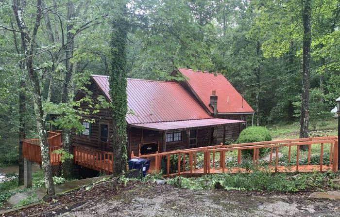 Cozy 2BR/1B cabin overlooking a beautiful creek with access to Catoosa WMA.