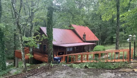 Cozy 2BR/1B cabin overlooking a beautiful creek with access to Catoosa WMA.