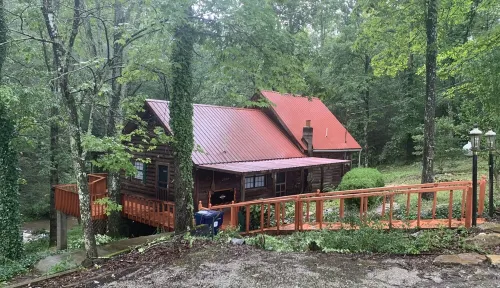Cozy 2BR/1B cabin overlooking a beautiful creek with access to Catoosa WMA. Hotels in Morgan County