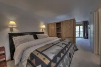 1 min. to slopes!Wake up & Ski! Steps to ski lift/gondola, shops & dining!