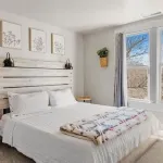 Charming BLue victorian home located blocks away from historical Route 66