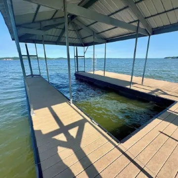 KY Lakeshore Retreat -Waterfront Views, Dock, Deck, Large Parking -NEW 2024