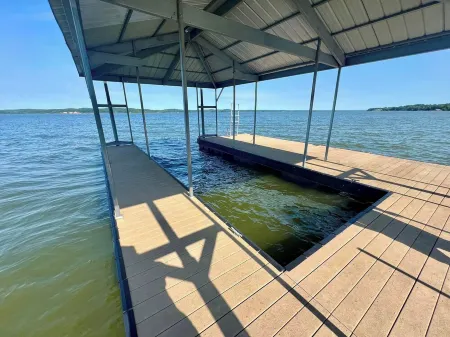 KY Lakeshore Retreat -Waterfront Views, Dock, Deck, Large Parking -NEW 2024