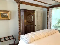 Carriage House under Live Oaks In Historic Downtown Beaufort with Patio Garden