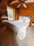 Waverly Lakehouse - private cabin, lake view, close to Old Waverly/Mossy Oak