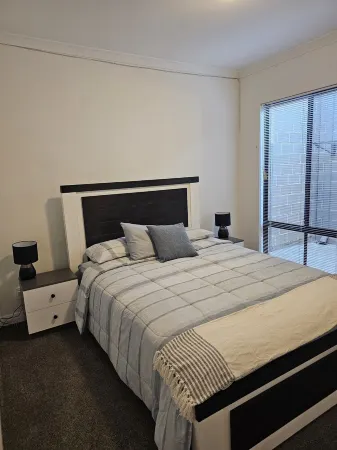 Modern, cosy, comfortable 3 x 2 x 2 unit in Ellenbrook Отели рядом с достопримечательностью «Чарлоттс Вайнярд Овал»