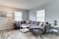 Comfortable 3 Bedroom with King bed in Waukesha