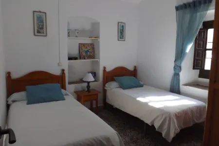 Casa rural rodeada de arboles frutales con piscinas privadas y wifi Отели в г. Компета