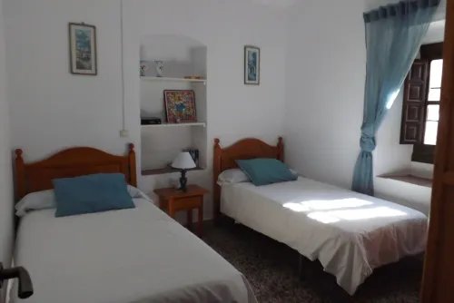 Casa rural rodeada de arboles frutales con piscinas privadas y wifi