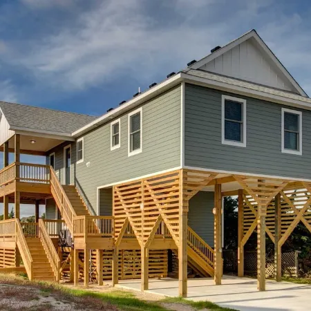 Novice 4BRM/3Bath house on the canal/sound access close to the beach