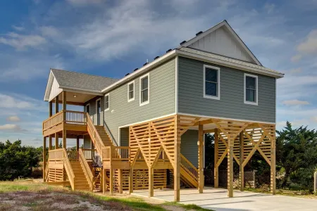 Novice 4BRM/3Bath house on the canal/sound access close to the beach