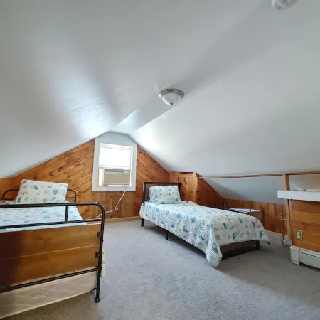 Charming Cottage in Hyannis Walk to Downtown, Beach, Harbor, Pet Friendly Fence