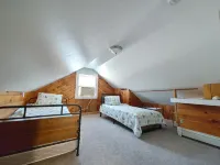 Charming Cottage in Hyannis Walk to Downtown, Beach, Harbor, Pet Friendly Fence