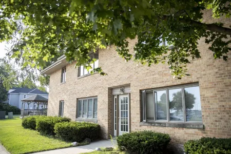 Urban Lake Condo in Sheboygan's Historic Ellis District Отели в г. Sheboygan