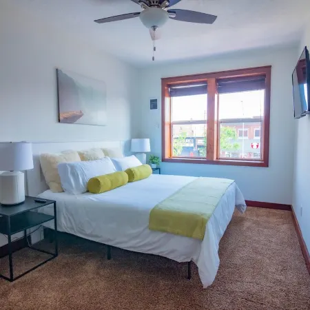 HISTORIC 1890s Rexburg Loft - 2 Q, 1 K Laundry, 2 blocks to BYUI, Clean & Fun!