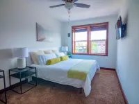 HISTORIC 1890s Rexburg Loft - 2 Q, 1 K Laundry, 2 blocks to BYUI, Clean & Fun!