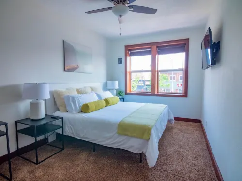 HISTORIC 1890s Rexburg Loft - 2 Q, 1 K Laundry, 2 blocks to BYUI, Clean & Fun!