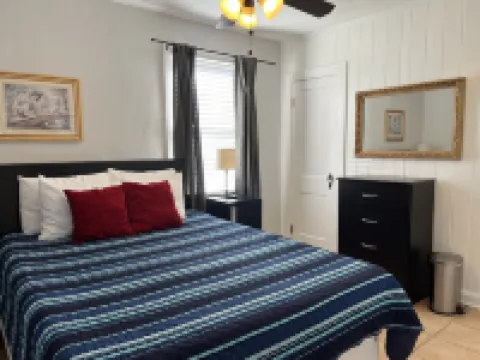 C6, Romantic apartment in city center, Flagler location, near beaches, parking!