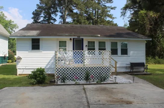Remodeled Bungalow minutes from historic waterfront downtown Manteo