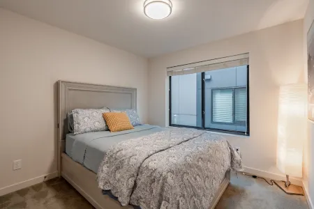 West Seattle's Modern Townhome Отели рядом с достопримечательностью «Алки Пойнт Лайтхаус»