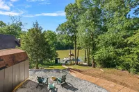 Mountain Island Lake Lodge: Private Dock, Kayaks, Paddle Boards, Family Fun!