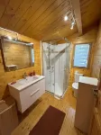 Chalet de Location au Cœur de la Forêt. Randonnées Entre Rivière et Montagne Hôtels à proximité de : Plage de Nichjaretu