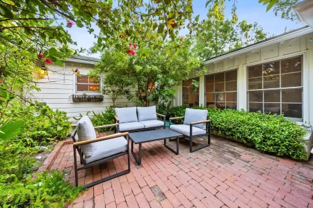 Secret Garden Cottage in LA: Natural Stone Heated Pool/Spa, al fresco dining