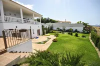 VILLA WITH LAKE VIEWS, PRIVATE POOL & PARKING 30 MIN FROM THE BEACH