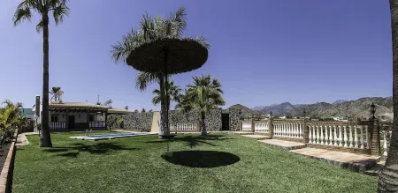 Villa with private pool, 800 m² plot, mountain and sea views Отели рядом с достопримечательностью «Mirador Barranco del Rio Higueron»