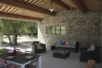 MAS PROVENÇAL DE PRESTIGE WITH SWIMMING POOL, NEAR GORDES AND ROUSSILLON