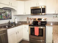 Newly Renovated Cozy Condo in Midtown Crossing