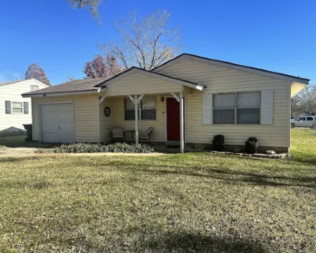 Yellow House with the Red Door - 5 minute drive to Catoosa Hardrock Casino! Hotels in Catoosa