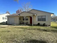Yellow House with the Red Door - 5 minute drive to Catoosa Hardrock Casino! Redbud Valley附近的飯店