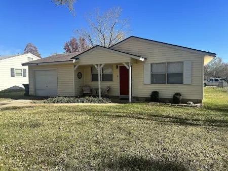 Yellow House with the Red Door - 5 minute drive to Catoosa Hardrock Casino! Отели в г. Роджерс