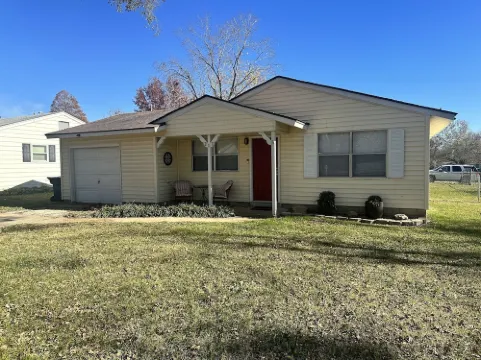 Yellow House with the Red Door - 5 minute drive to Catoosa Hardrock Casino!