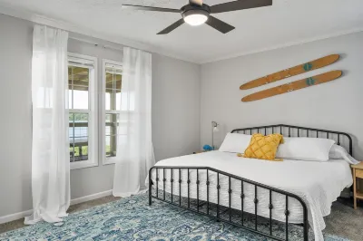 PJinx and Grace Peaceful Lake front 3BR/2ba