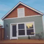 This light, bright cottage is located in St Johns in Portland