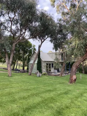 Harry's Cottage Red Hill Отели рядом с достопримечательностью «Ripe N' Ready Cherry Farm»