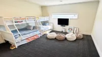 Country Escape: Luxe Family Haven with Sports Court, Games& Entertainment Galore