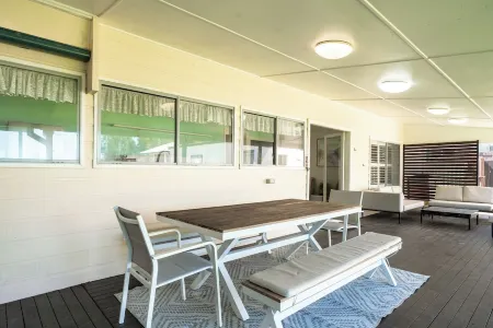 Lakefront 4 Bedroom House Отели рядом с достопримечательностью «Вайонг Олимпик Пул»