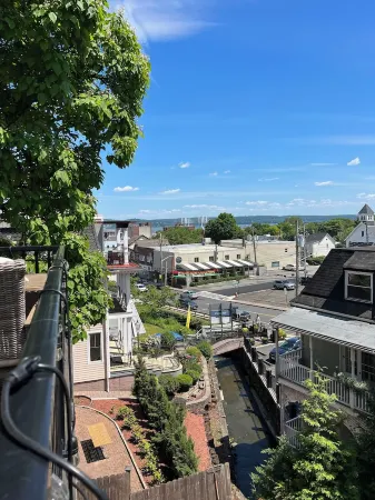 Ideal Location 1block to Main St. Restaurants , Bars,Hudson River, Bus/ Train