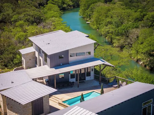 SKYHOUSE Guadalupe: Cliffside Pool Above the River
