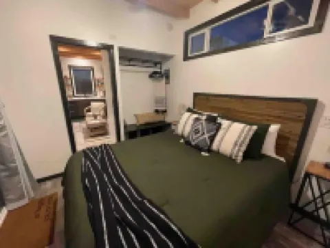 Peaceful new Tiny Home on farm, steps to wineries!